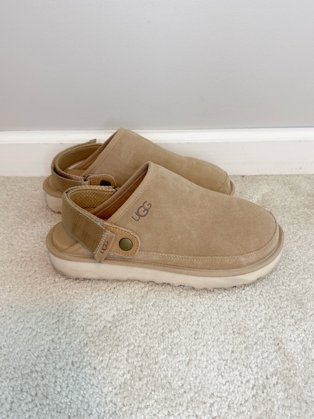 UGG Goldencoast Clogs in Sand Suede Finish